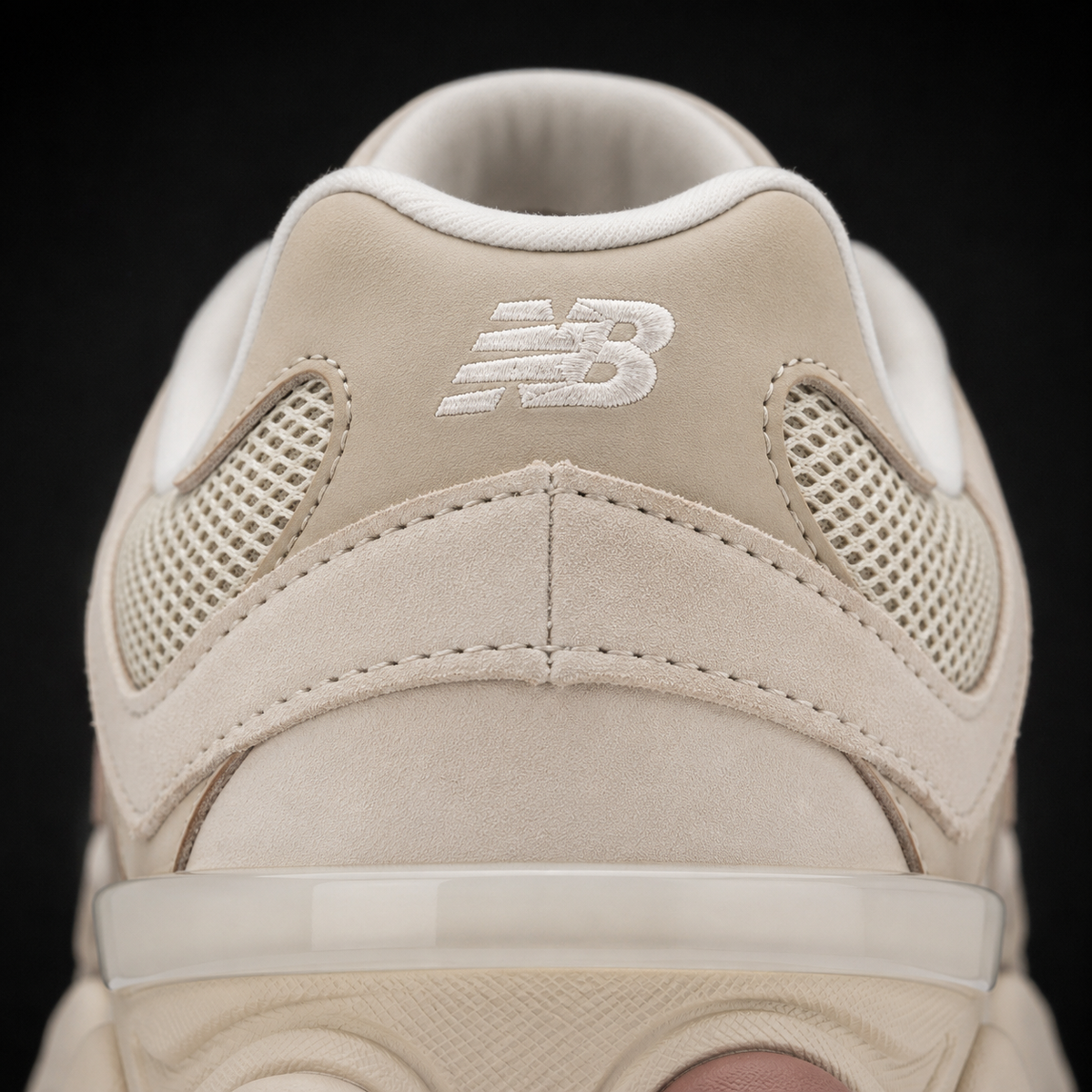 New Balance 9060 Bone Sparrow, detalle de logo y material — Crazy!Duck Hype