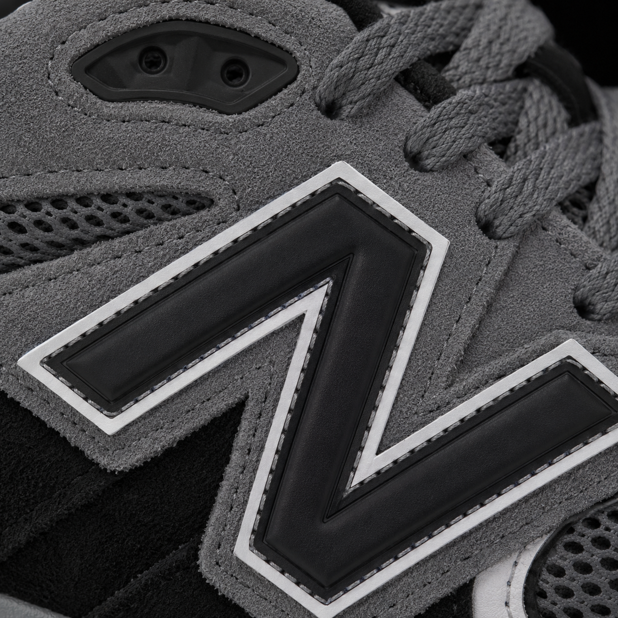 New Balance 9060 Castlerock Black, detalle de logo y material — Crazy!Duck Hype