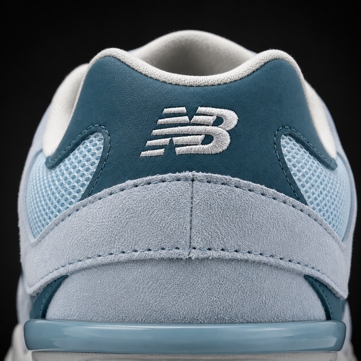 New Balance 9060 Chrome Blue, detalle de logo y material — Crazy!Duck Hype