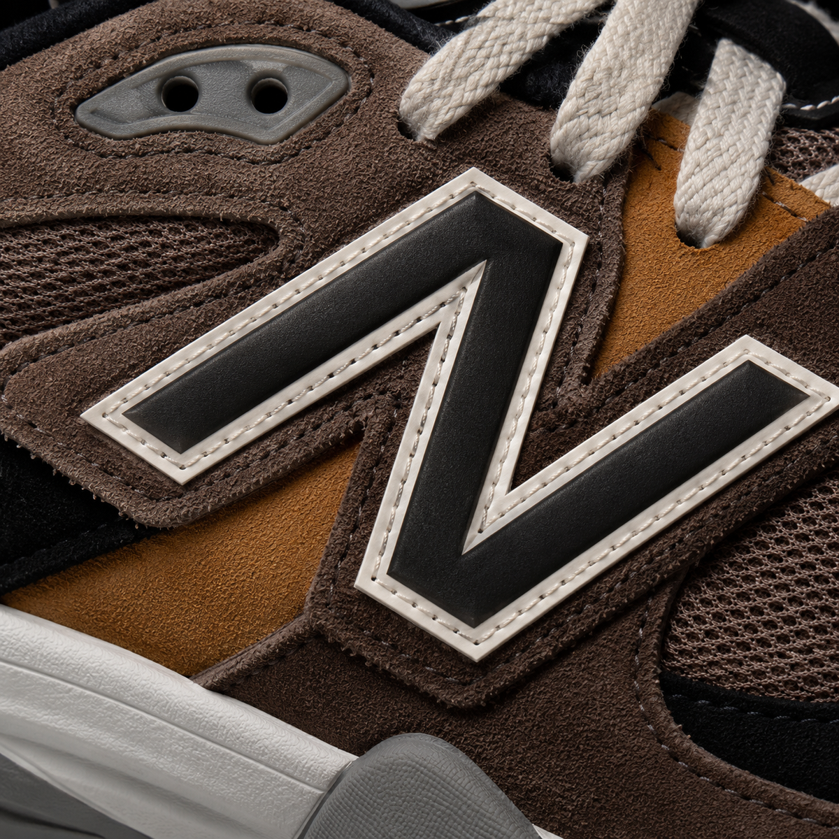 New Balance 9060 Dark Mushroom, detalle de logo y material — Crazy!Duck Hype