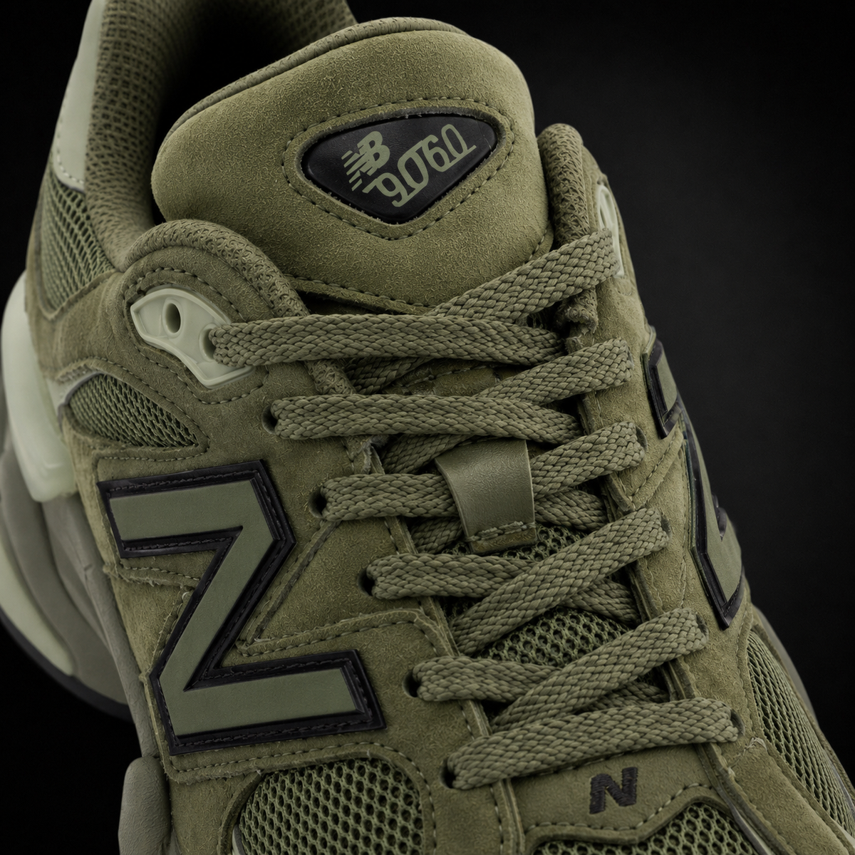 New Balance 9060 Dark Olivine, detalle de agujetas — Crazy!Duck Hype