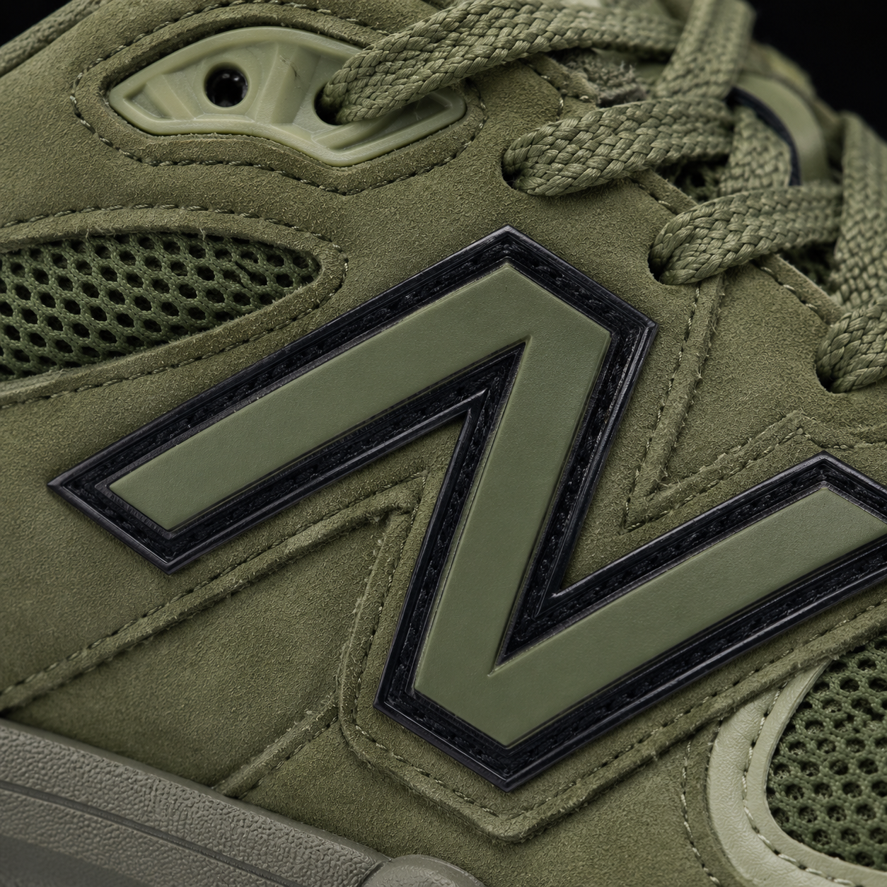 New Balance 9060 Dark Olivine, detalle de logo y material — Crazy!Duck Hype