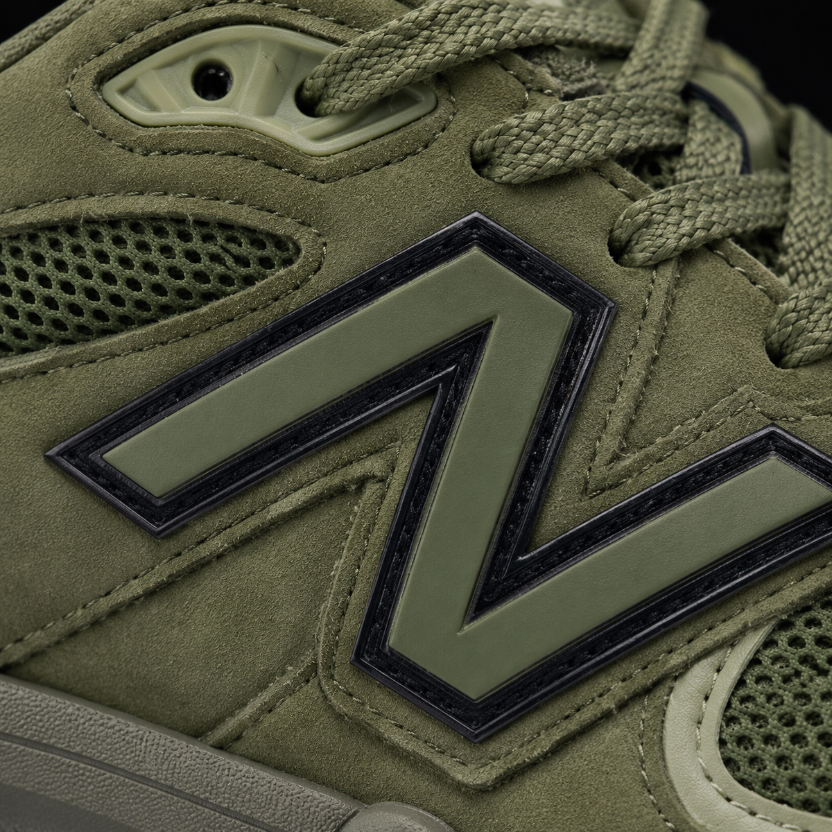 New Balance 9060 Dark Olivine, detalle de logo y material — Crazy!Duck Hype