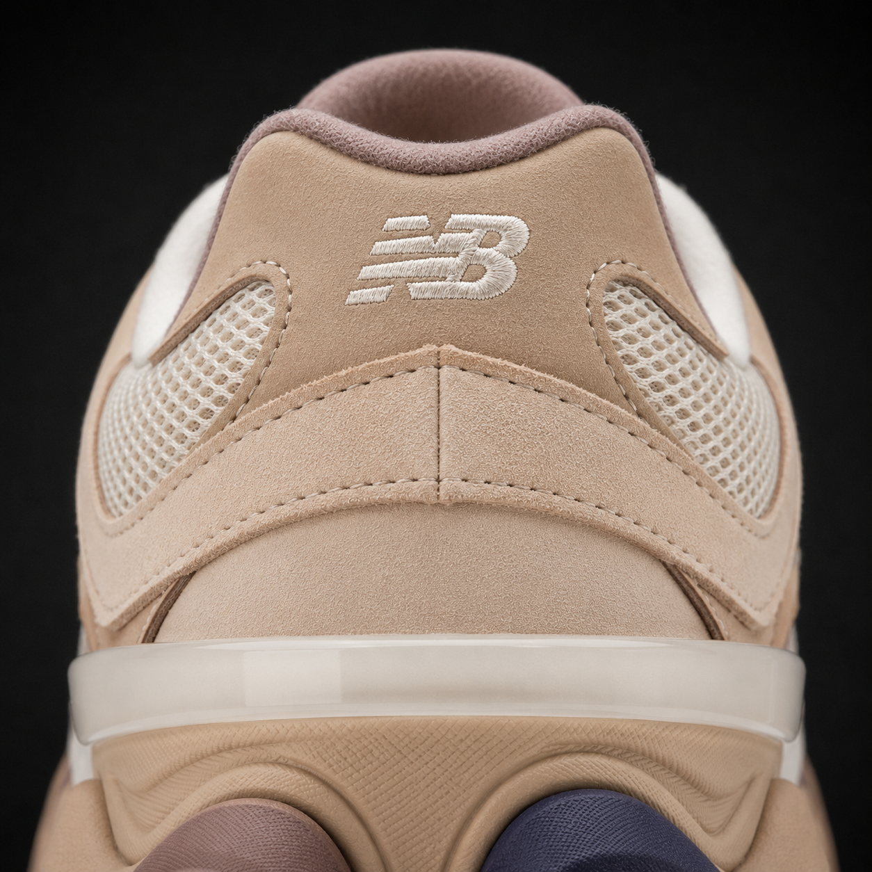 New Balance 9060 Earth Shadow, detalle de logo y material — Crazy!Duck Hype