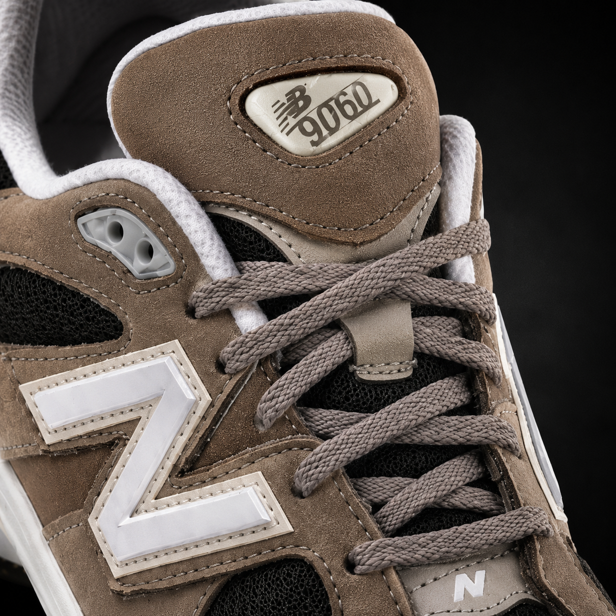 New Balance 9060 Fall Suedes Pack Arid Stone, detalle de agujetas — Crazy!Duck Hype