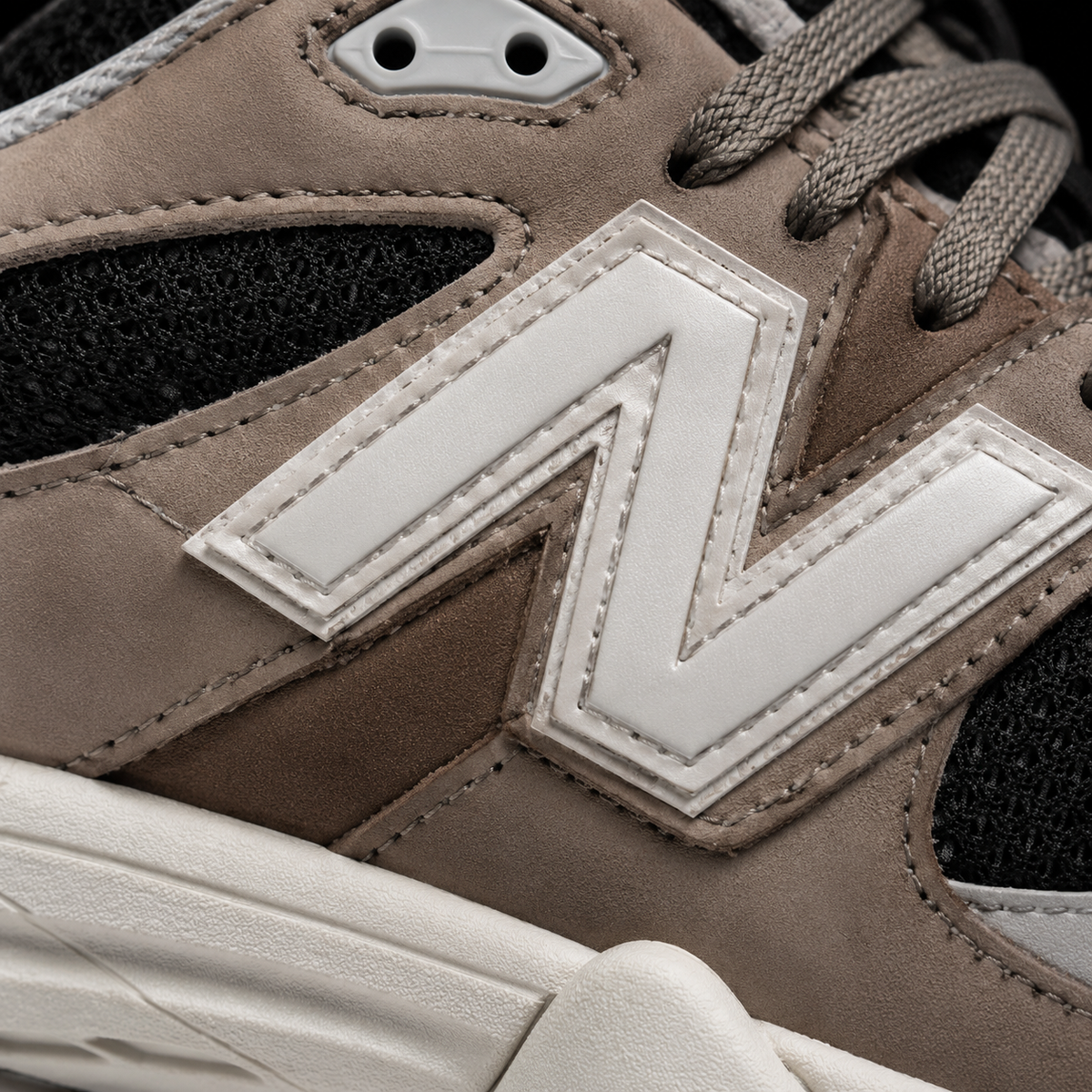 New Balance 9060 Fall Suedes Pack Arid Stone, detalle de logo y material — Crazy!Duck Hype