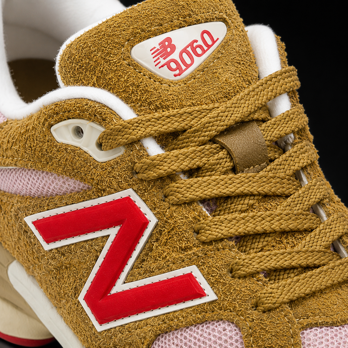 New Balance 9060 Great Plains True Red, detalle de agujetas — Crazy!Duck Hype