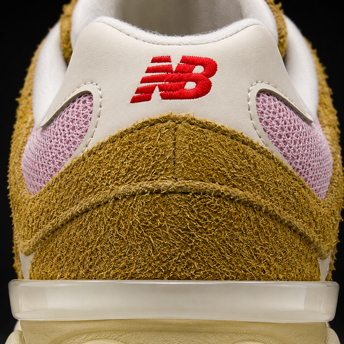 New Balance 9060 Great Plains True Red, detalle de logo y material — Crazy!Duck Hype