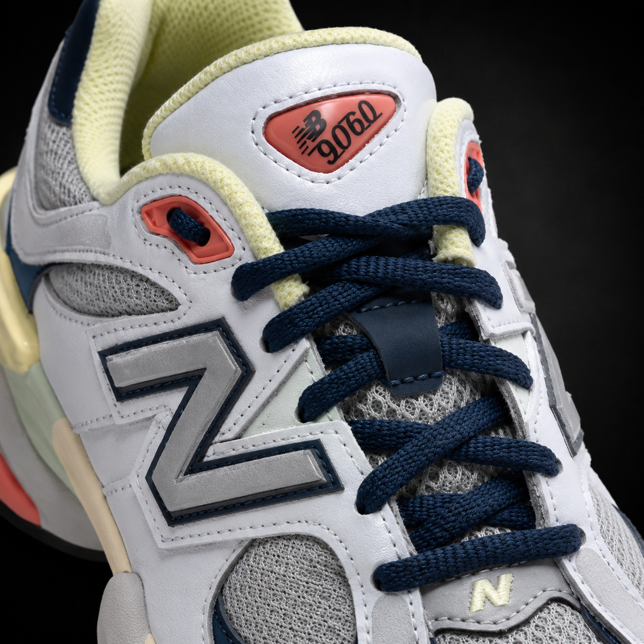 New Balance 9060 Grey Yellow Navy, detalle de agujetas — Crazy!Duck Hype