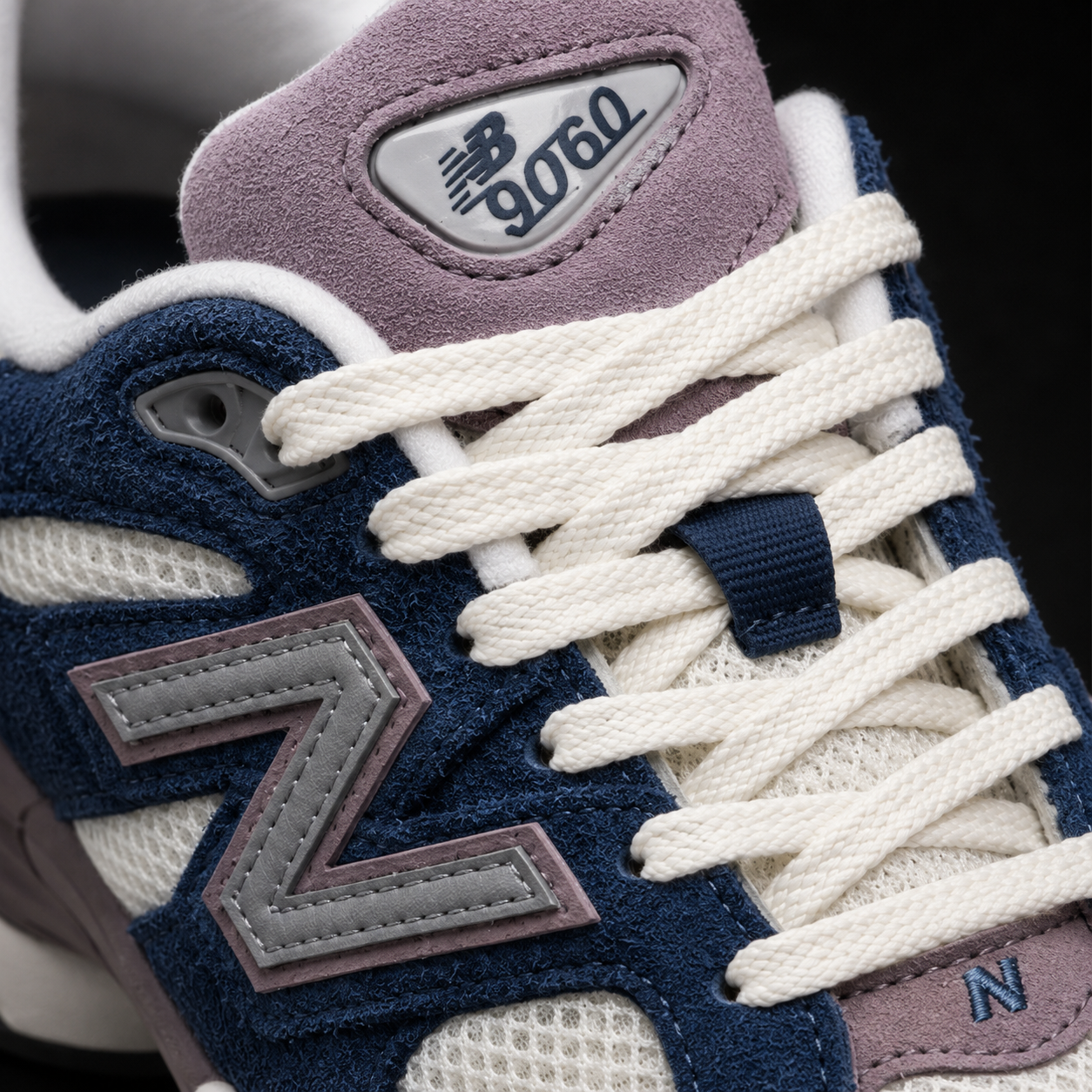 New Balance 9060 Navy Ice Wine, detalle de agujetas — Crazy!Duck Hype