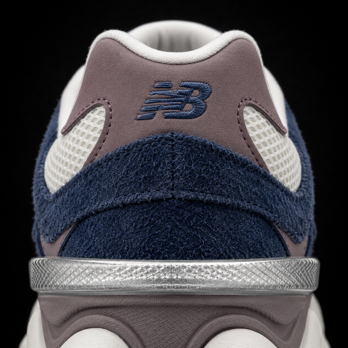 New Balance 9060 Navy Ice Wine, detalle de logo y material — Crazy!Duck Hype