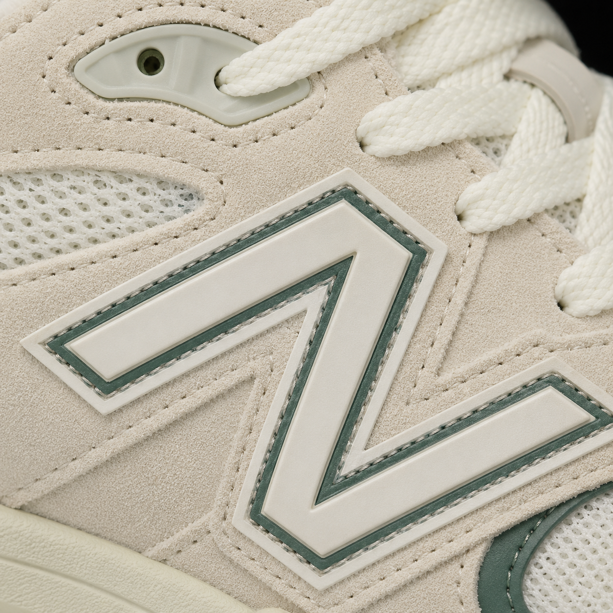 New Balance 9060 Off White Green, detalle de logo y material — Crazy!Duck Hype