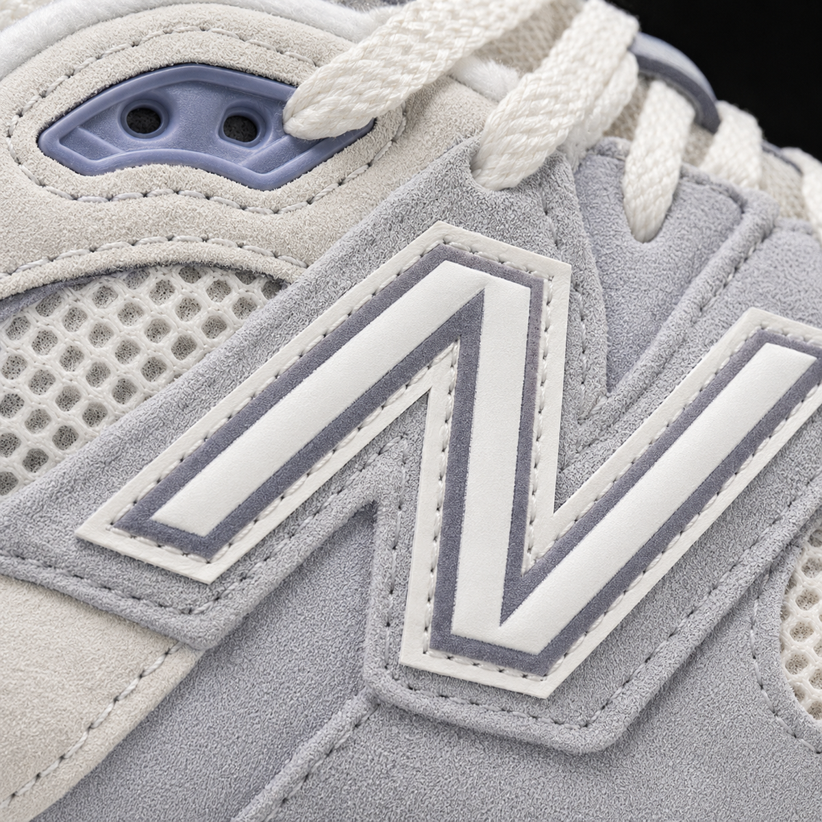 New Balance 9060 Pearl Grey Linen, detalle de logo y material — Crazy!Duck Hype