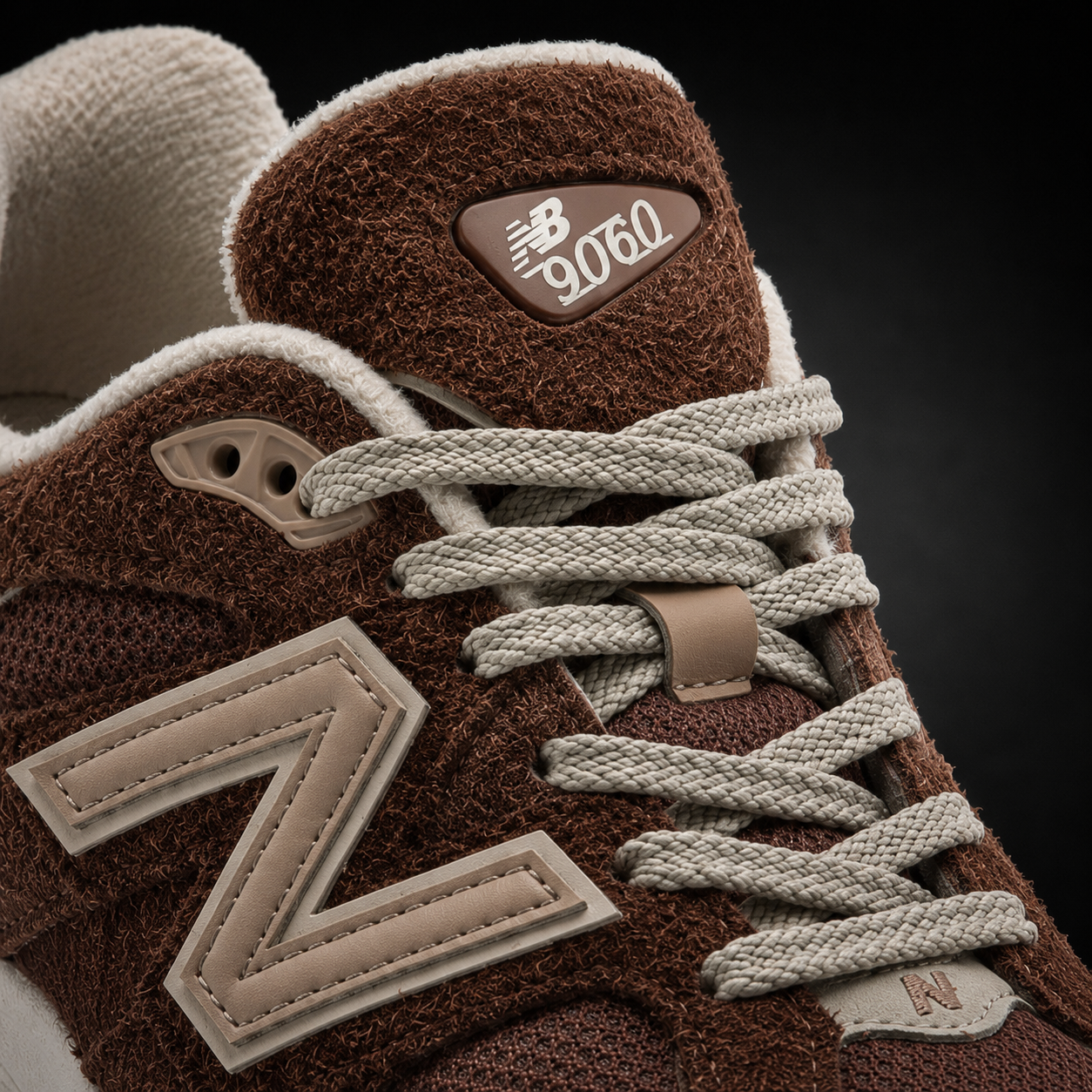 New Balance 9060 Rich Oak, detalle de agujetas — Crazy!Duck Hype