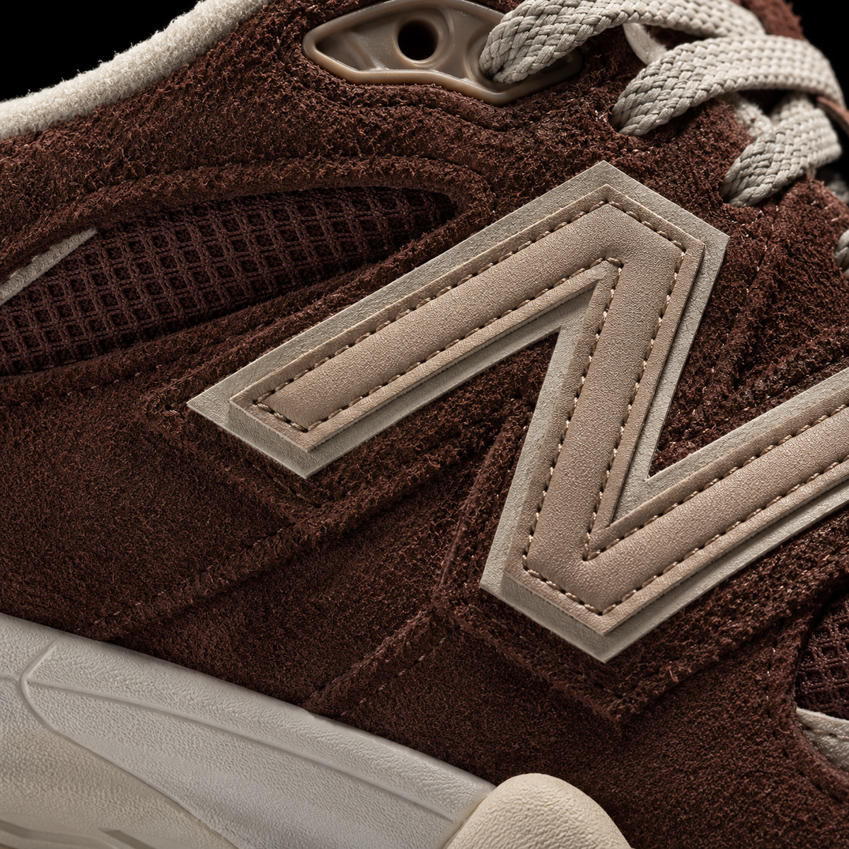 New Balance 9060 Rich Oak, detalle de logo y material — Crazy!Duck Hype