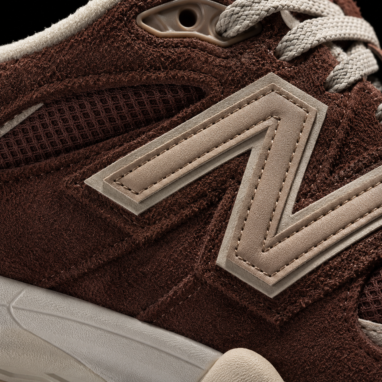 New Balance 9060 Rich Oak, detalle de logo y material — Crazy!Duck Hype
