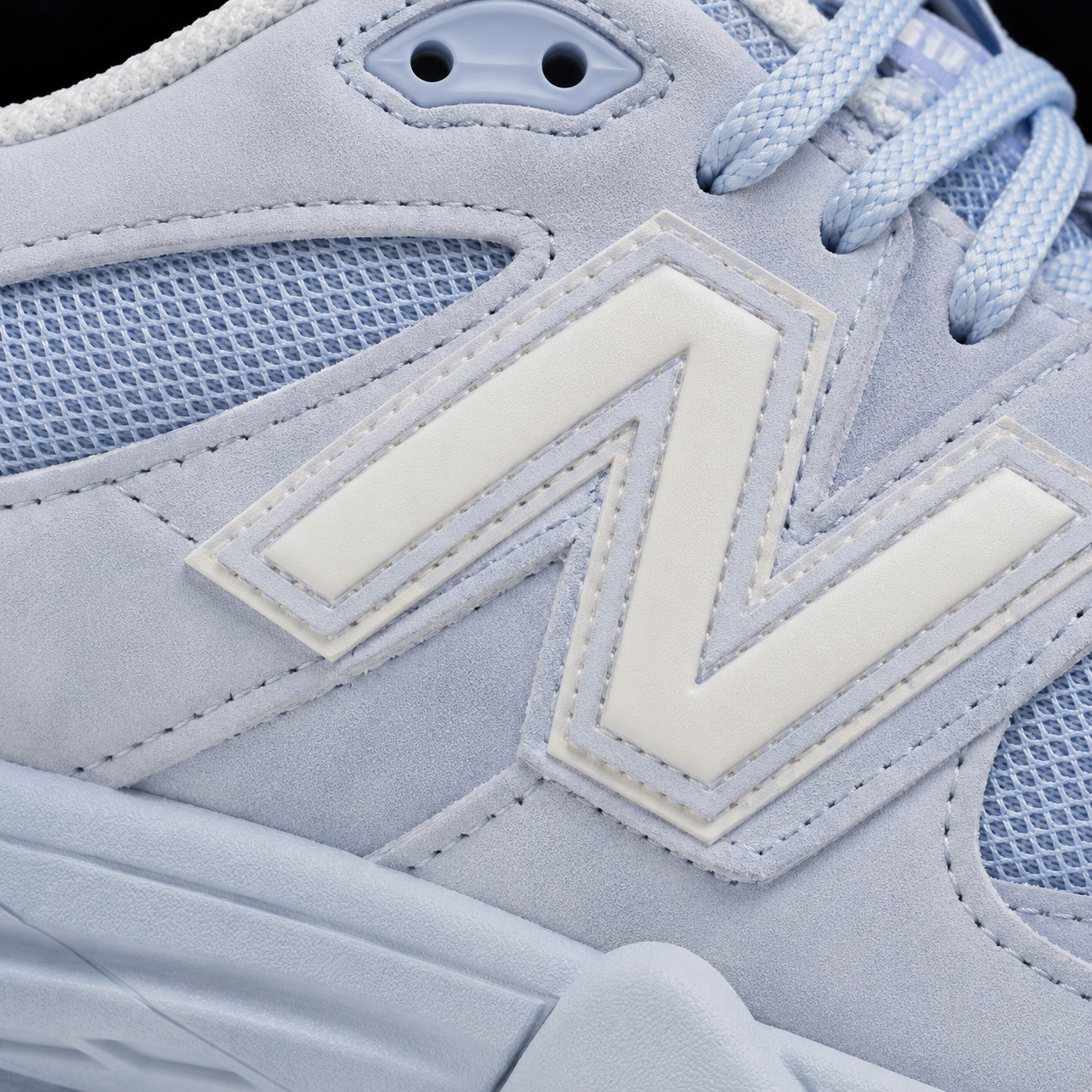 New Balance 9060 Sea Salt Oxford Blue, detalle de logo