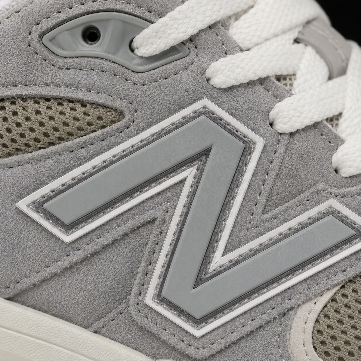New Balance 9060 Slate Grey Arid Stone, detalle de logo y material — Crazy!Duck Hype