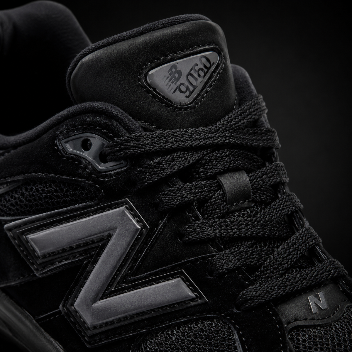 New Balance 9060 Triple Black, detalle de agujetas — Crazy!Duck Hype
