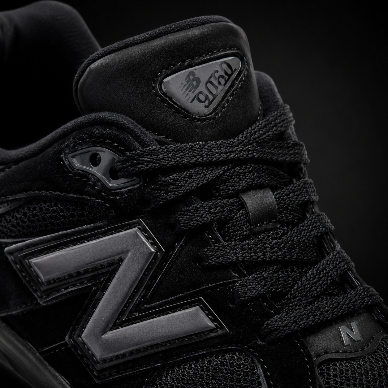 New Balance 9060 Triple Black, detalle de agujetas — Crazy!Duck Hype