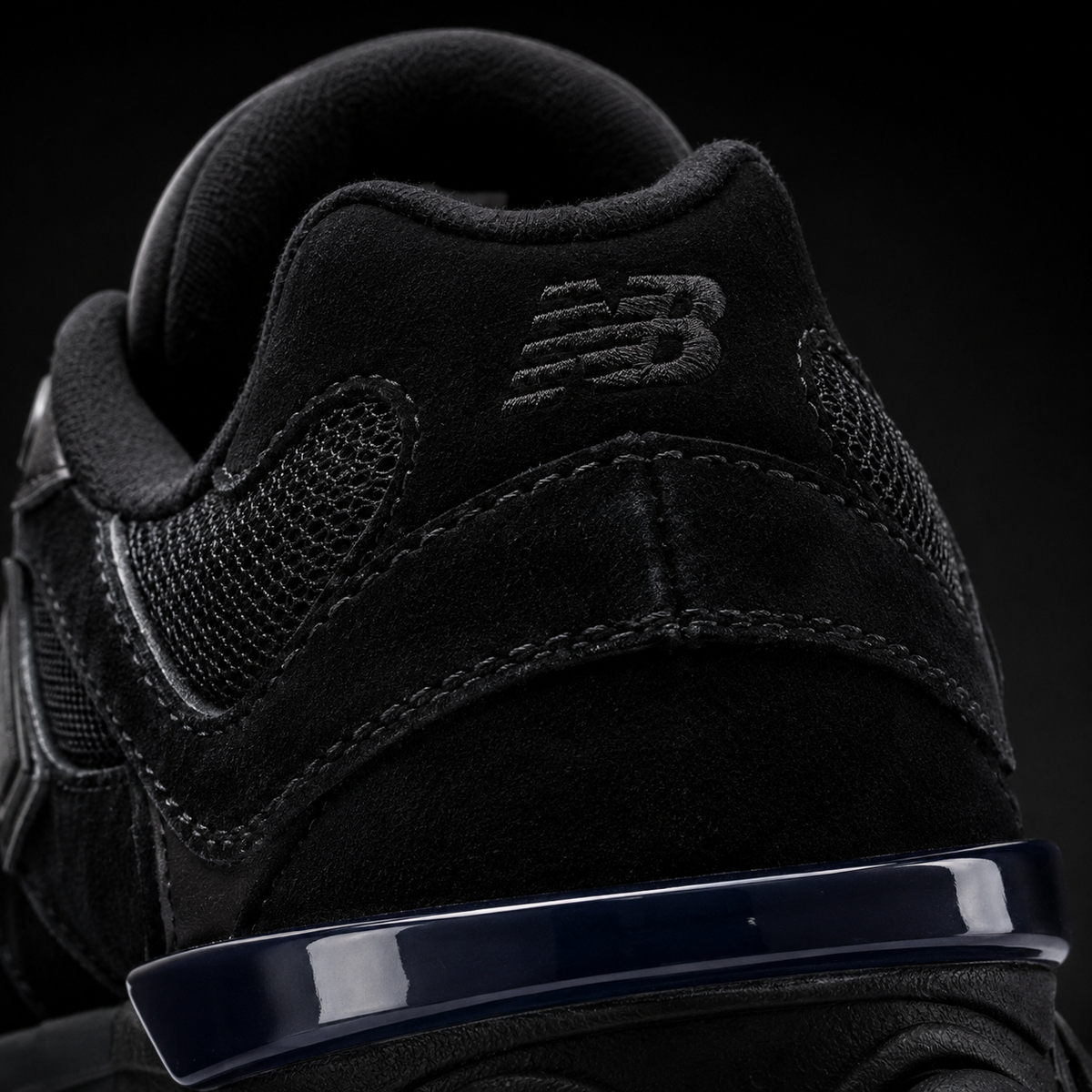 New Balance 9060 Triple Black, detalle de logo y material — Crazy!Duck Hype