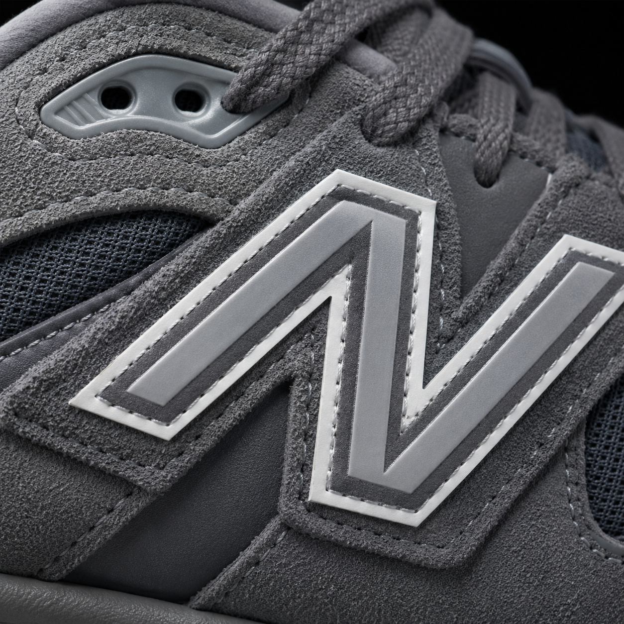 New Balance 9060 Washed Blue, detalle de logo y material — Crazy!Duck Hype