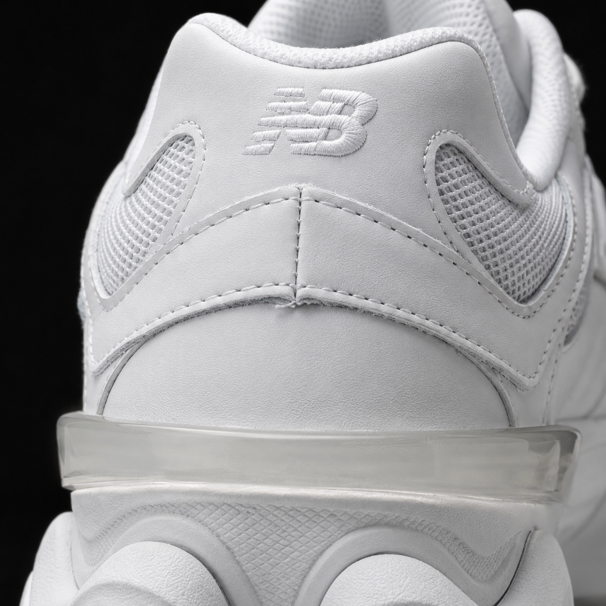 New Balance 9060 White, detalle de logo y material — Crazy!Duck Hype