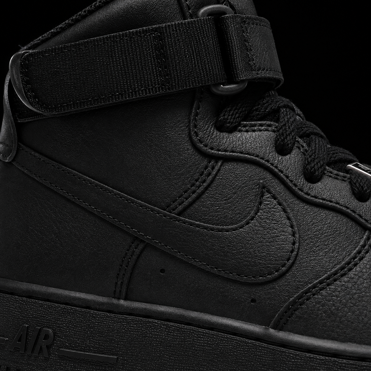 Nike Air Force 1 High '07 Black, detalle de logo y material — Crazy!Duck Hype