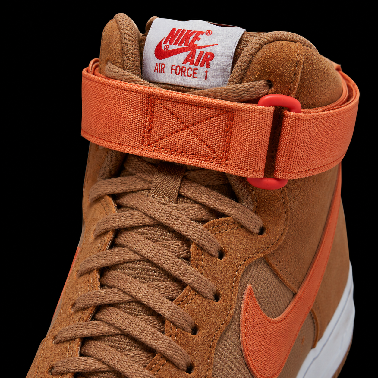 Nike Air Force 1 High '07 Dark Driftwood/Hot Curry, detalle de agujetas — Crazy!Duck Hype