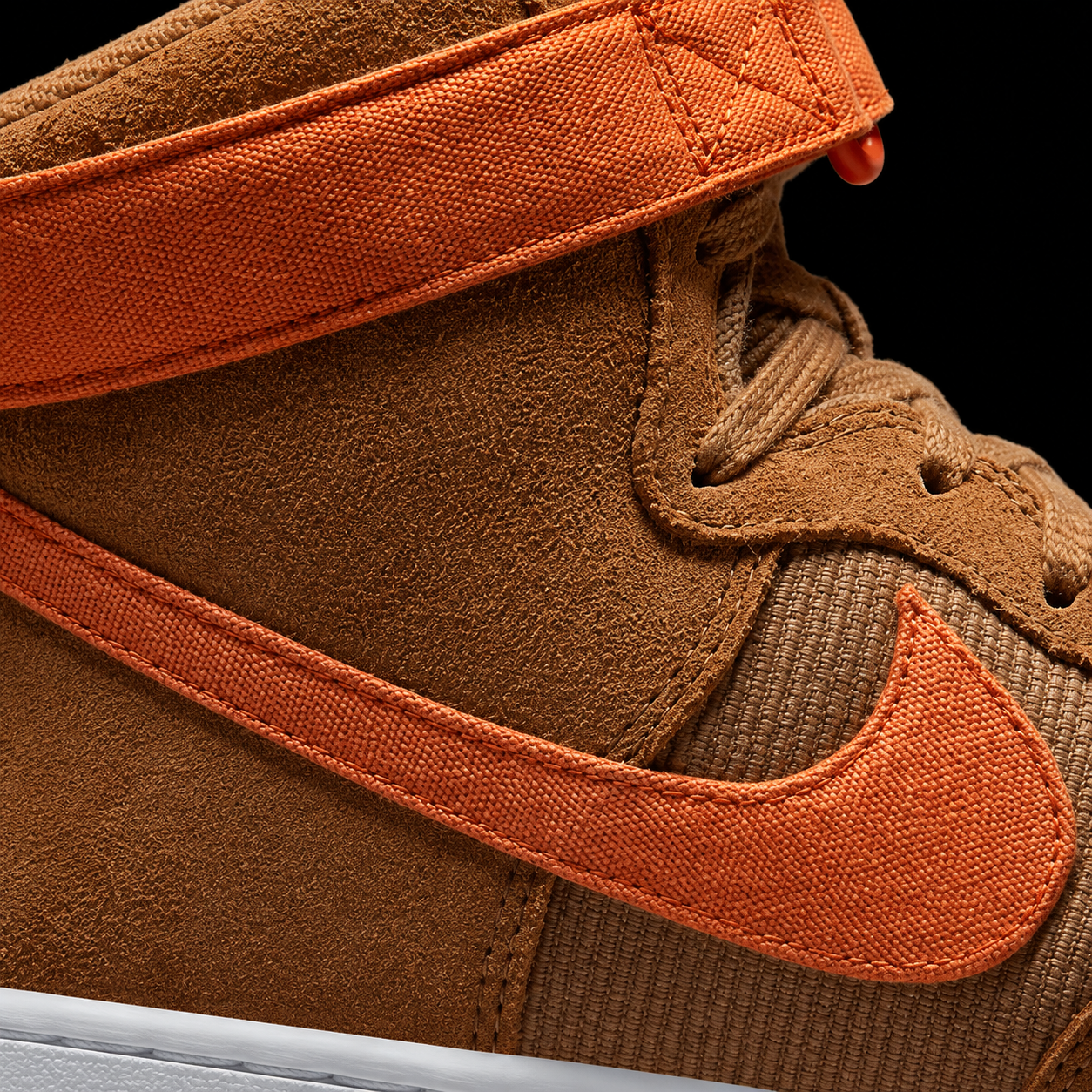 Nike Air Force 1 High '07 Dark Driftwood/Hot Curry, detalle de logo y material — Crazy!Duck Hype