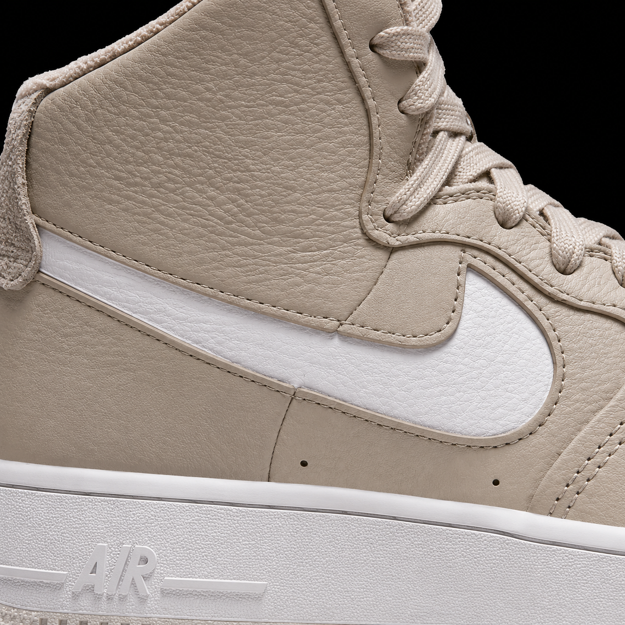 Nike Air Force 1 High '07 Sculpt Linen Sanddrift, detalle de logo y material — Crazy!Duck Hype