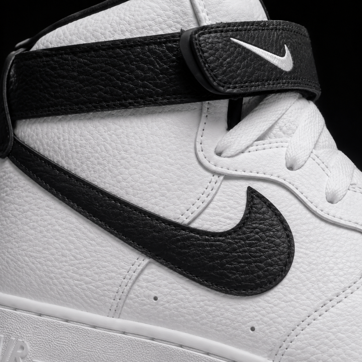 Nike Air Force 1 High '07 White Black, detalle de logo y material — Crazy!Duck Hype