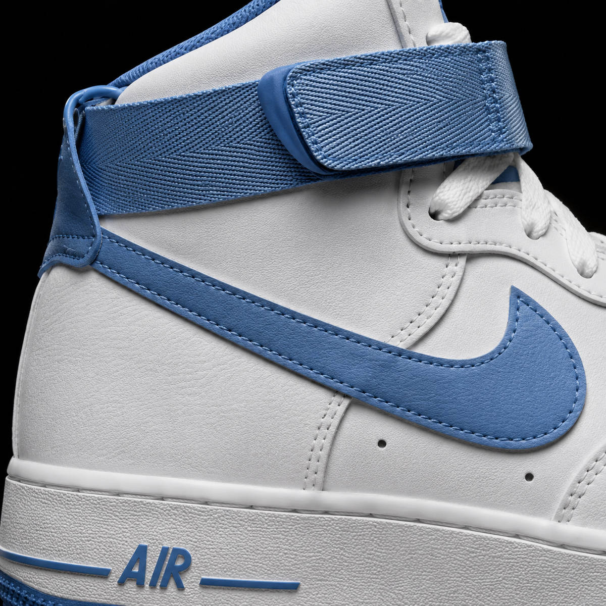 Nike Air Force 1 High '07 White University Blue Sail, detalle de logo y material — Crazy!Duck Hype