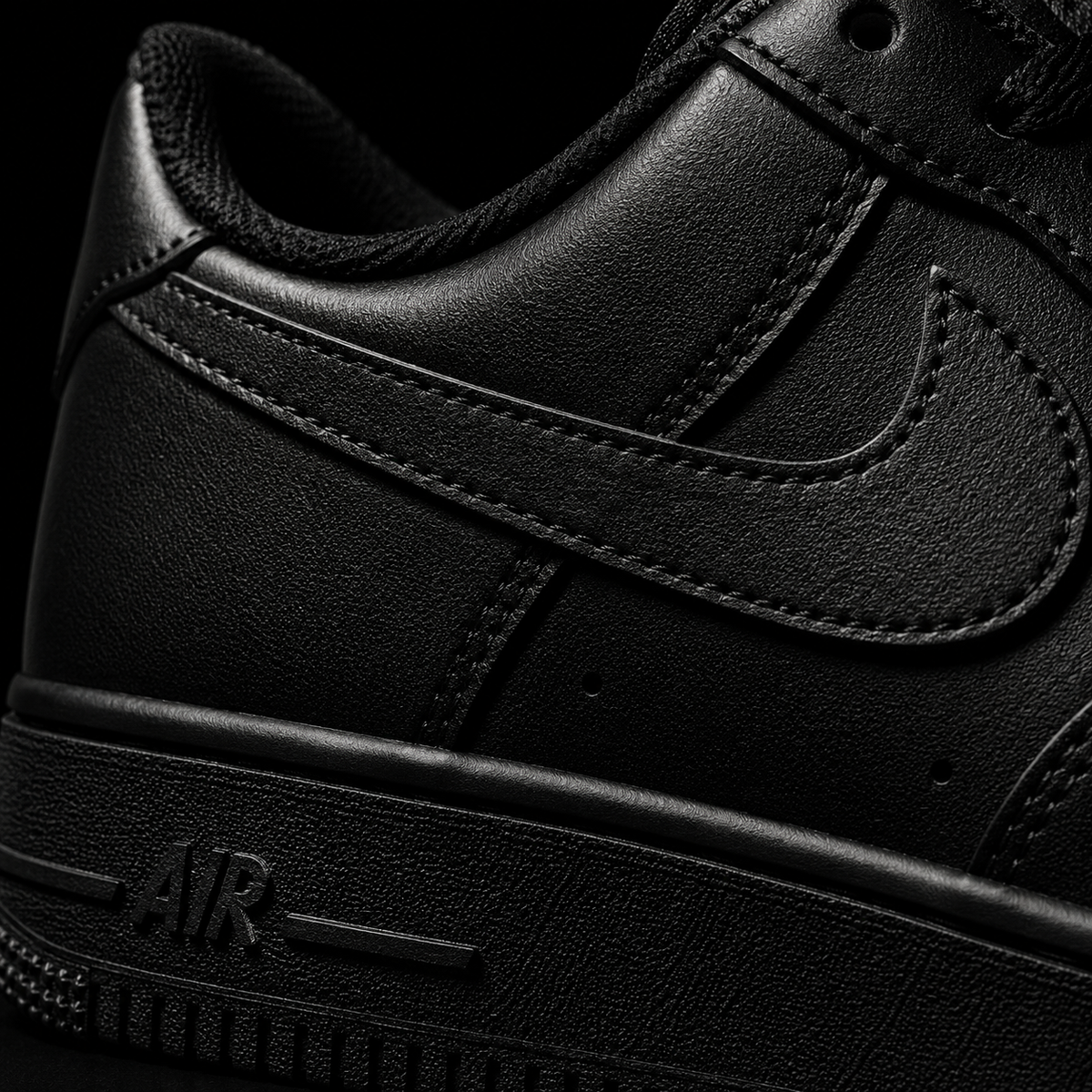 Nike Air Force 1 Low '07 Black, detalle de logo y material — Crazy!Duck Hype