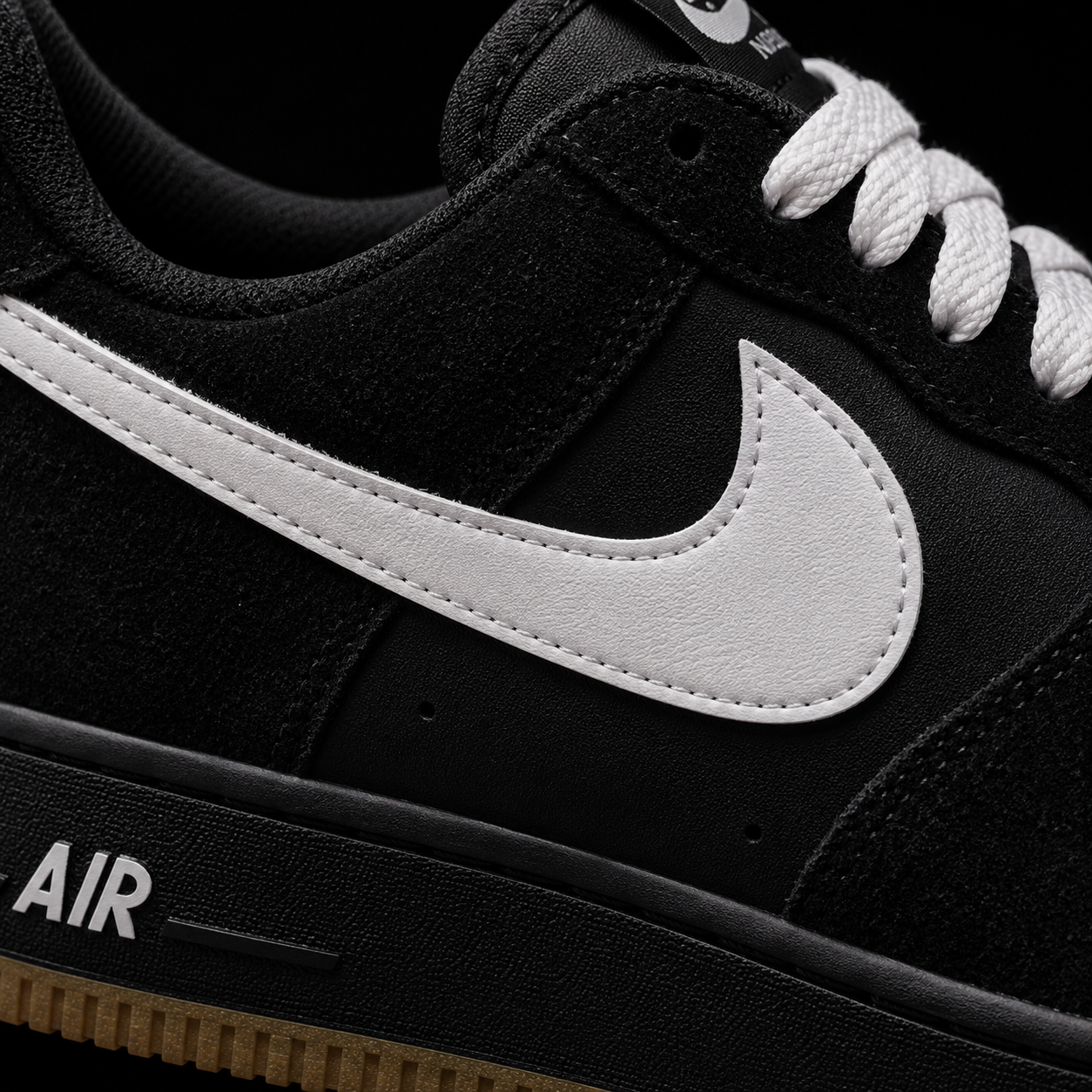 Nike Air Force 1 Low '07 Black Gum Light Brown, detalle de logo y material — Crazy!Duck Hype