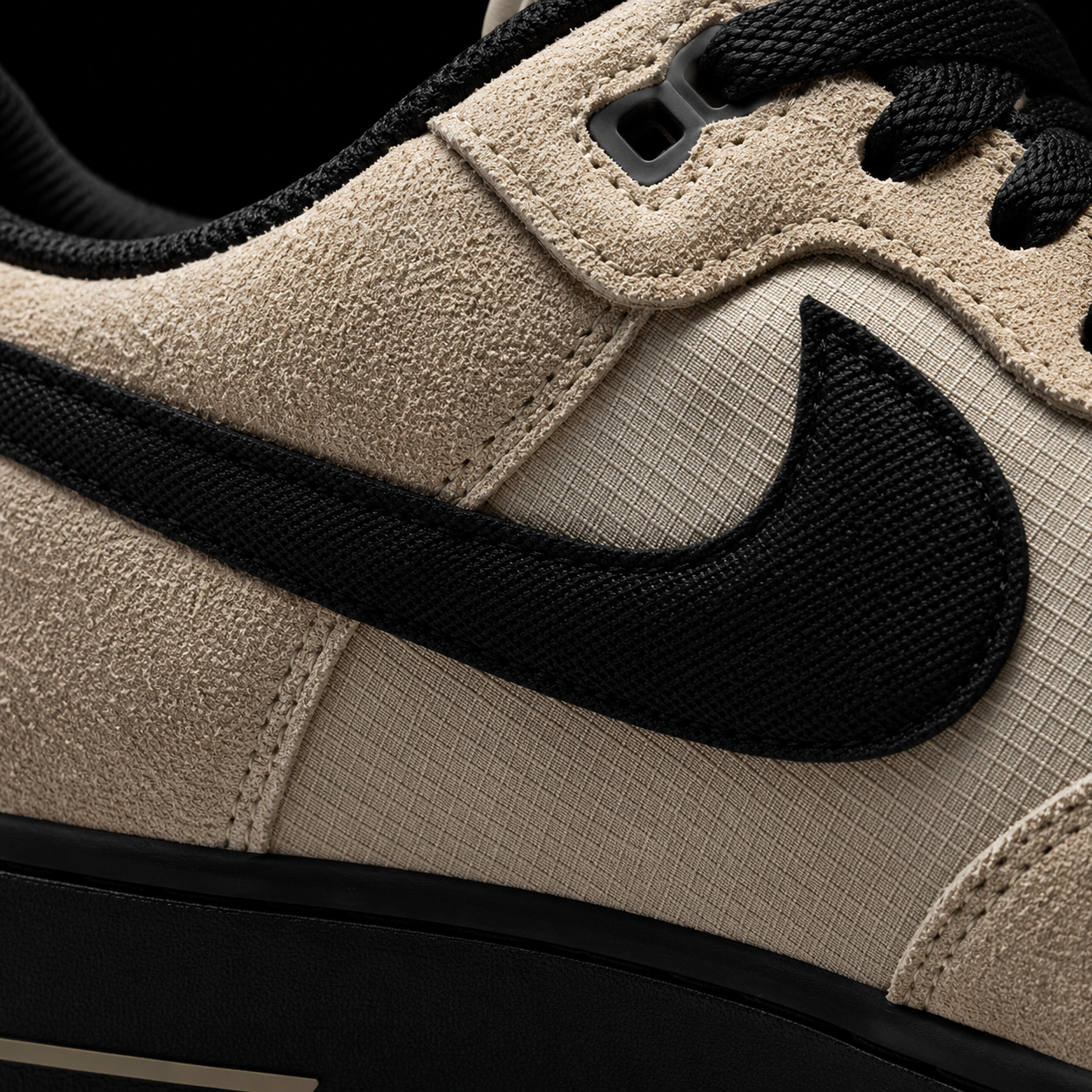 Nike Air Force 1 Low '07 Desert Khaki Black, detalle de logo y material — Crazy!Duck Hype