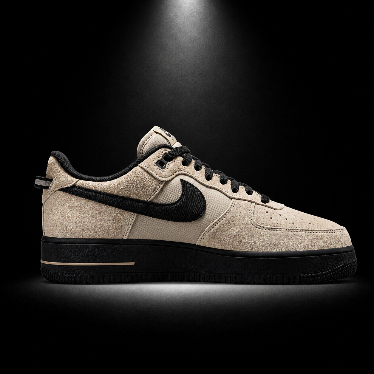 Nike Air Force 1 Low '07 Desert Khaki Black, vista lateral — Crazy!Duck Hype