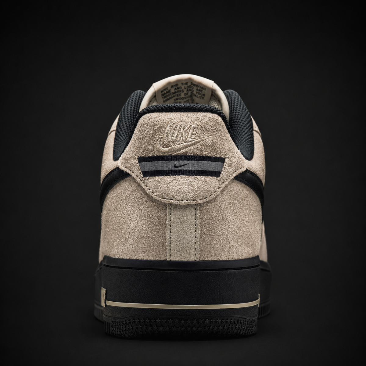 Nike Air Force 1 Low '07 Desert Khaki Black, vista trasera — Crazy!Duck Hype