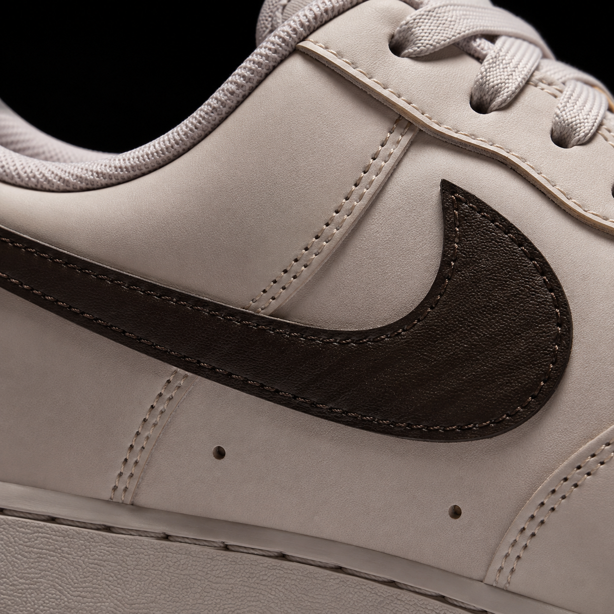 Nike Air Force 1 Low '07 Light Khaki Black, detalle de logo y material — Crazy!Duck Hype