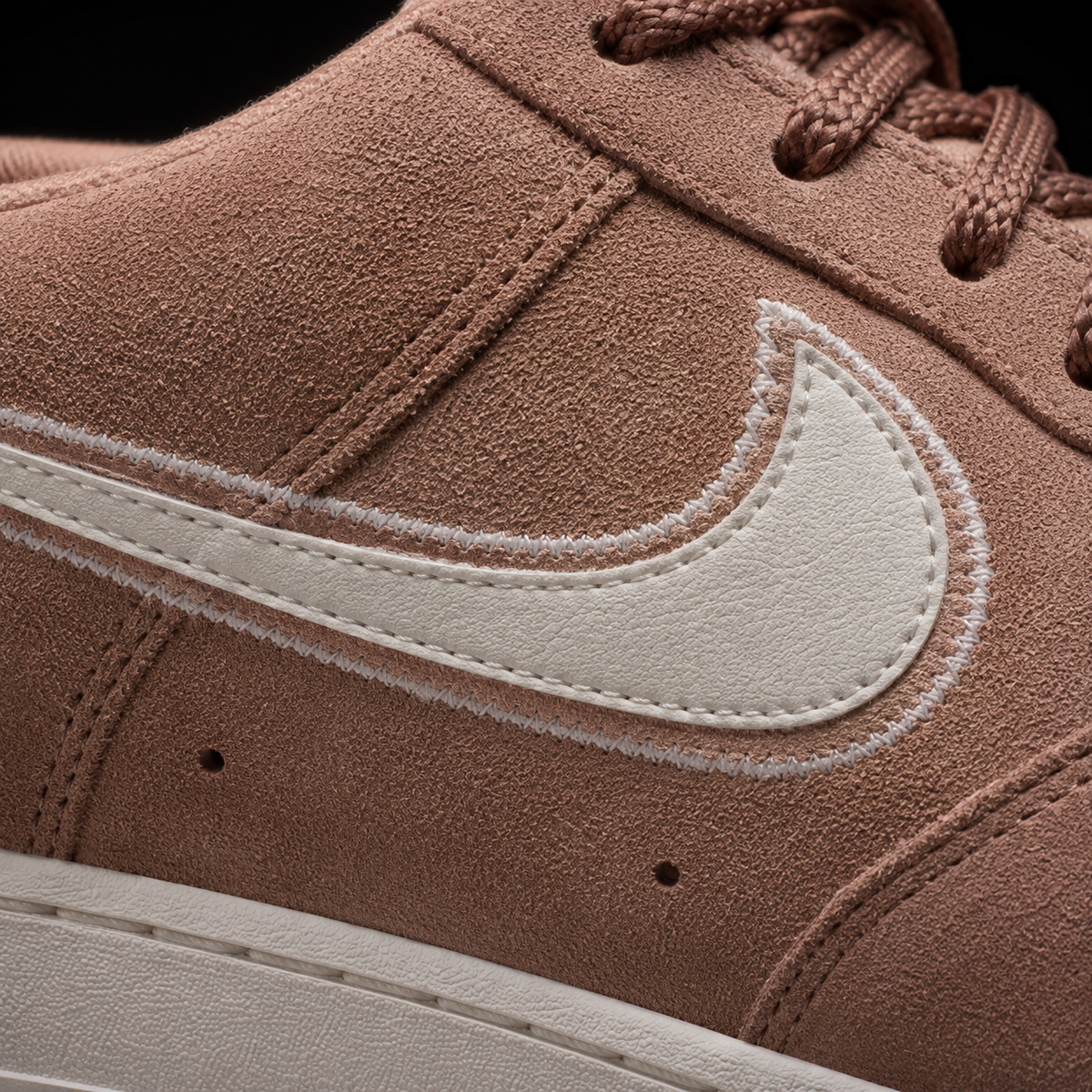 Nike Air Force 1 Low '07 Mink Brown Sail, detalle de logo y material — Crazy!Duck Hype