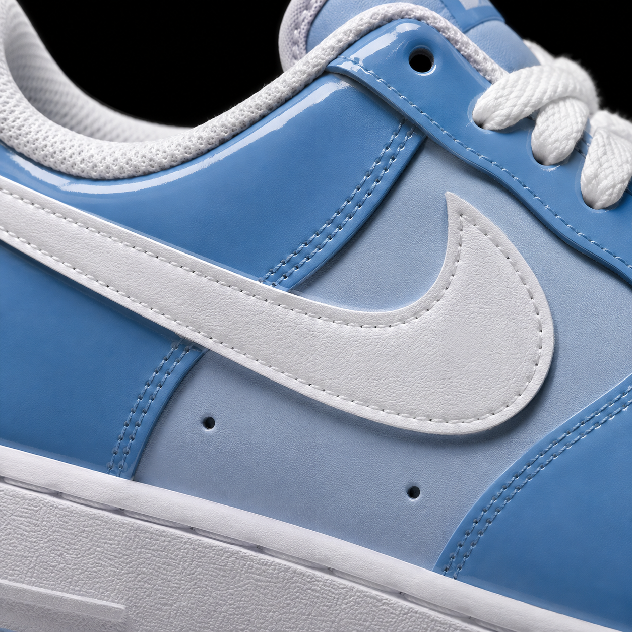 Nike Air Force 1 Low '07 Psychic University Blue, detalle de logo y material — Crazy!Duck Hype