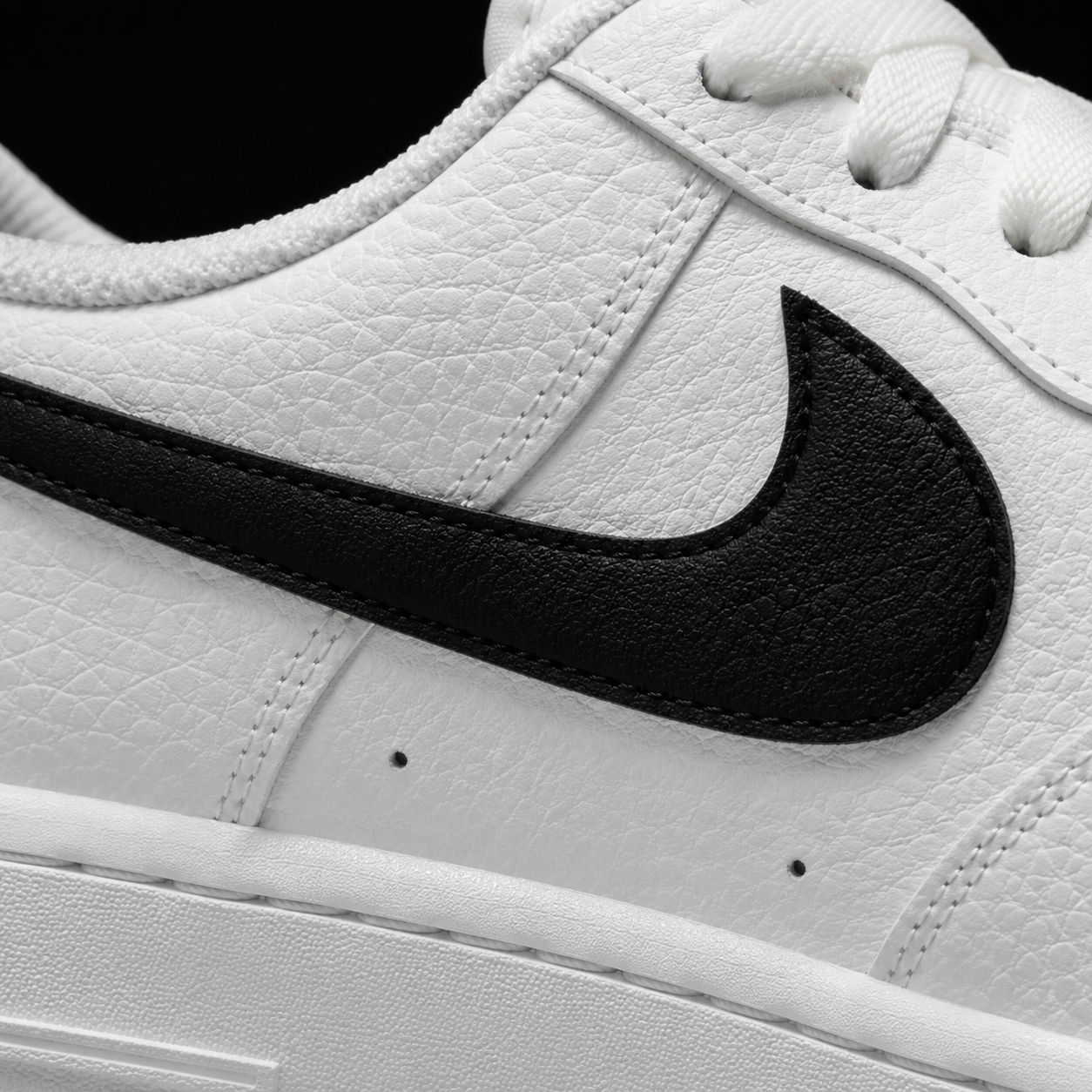 Nike Air Force 1 Low '07 White Black, detalle de logo y material — Crazy!Duck Hype