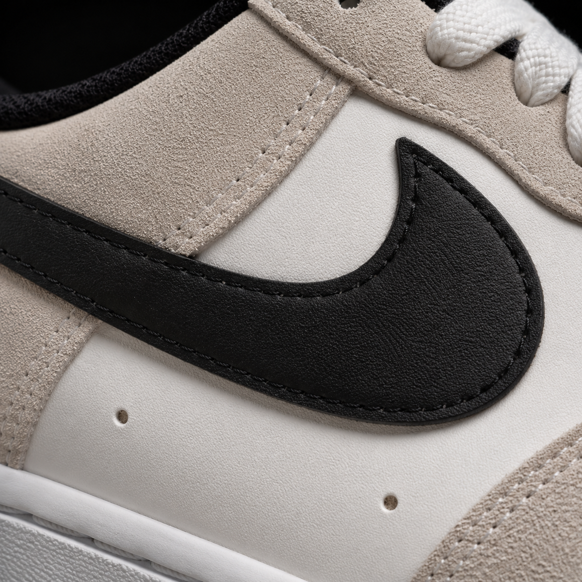 Nike Air Force 1 Low '07 White Black White, detalle de logo y material — Crazy!Duck Hype