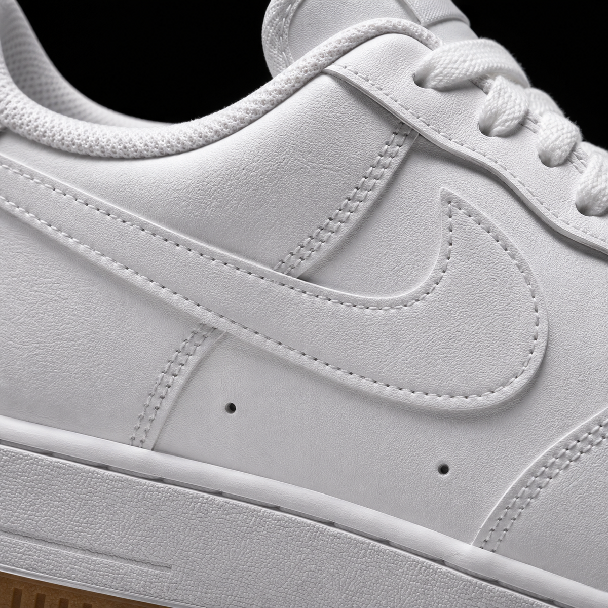 Nike Air Force 1 Low '07 White Gum, detalle de logo y material — Crazy!Duck Hype