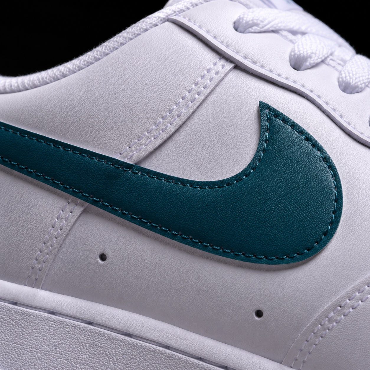 Nike Air Force 1 Low '07 White Smokey Blue, detalle de logo y material — Crazy!Duck Hype