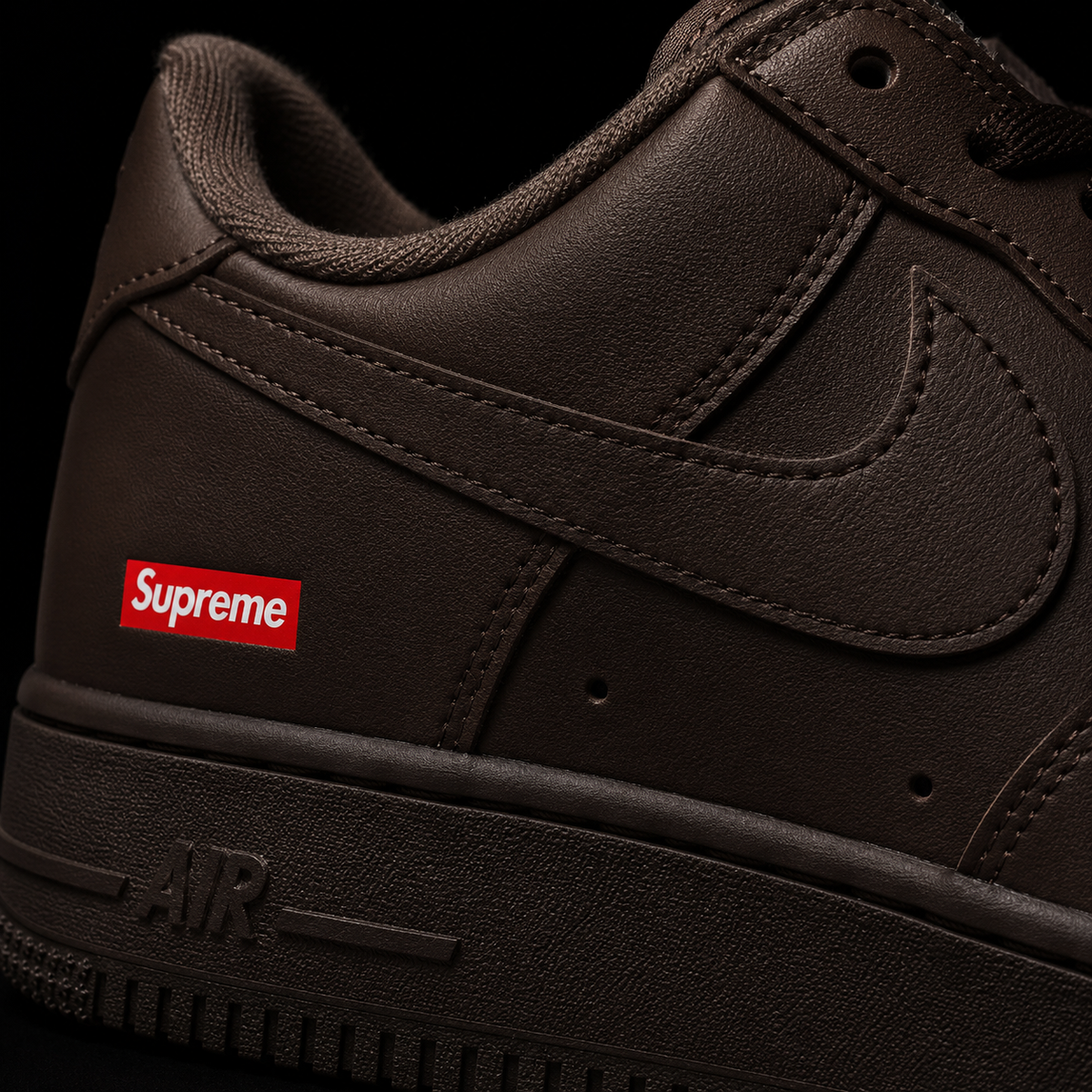 Nike Air Force 1 Low Supreme Baroque Brown, detalle de logo y material — Crazy!Duck Hype
