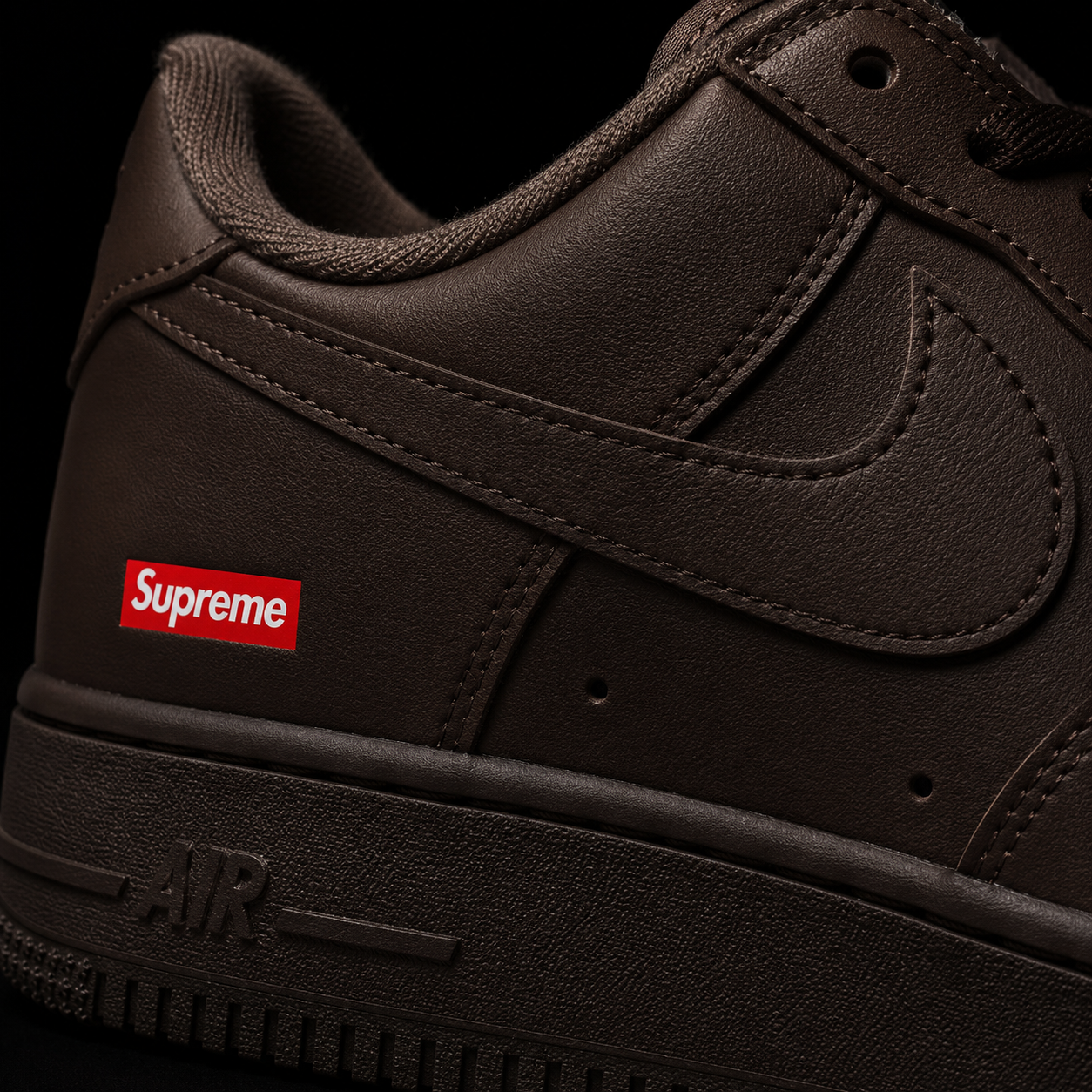 Nike Air Force 1 Low Supreme Baroque Brown, detalle de logo y material — Crazy!Duck Hype