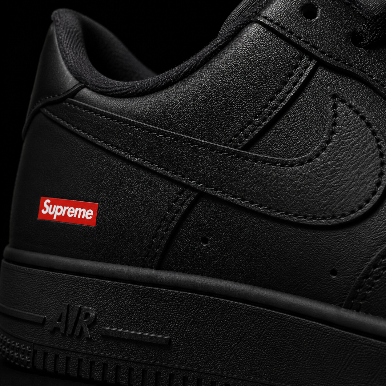 Nike Air Force 1 Low Supreme Black Black, detalle de logo y material — Crazy!Duck Hype