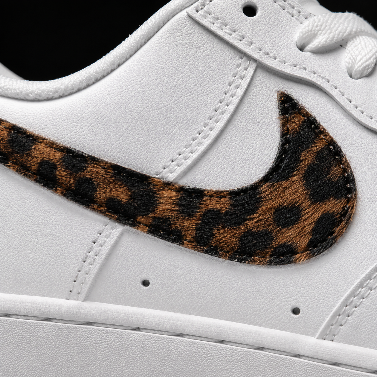 Nike Air Force 1 Low Supreme White Multi, detalle de logo y material — Crazy!Duck Hype