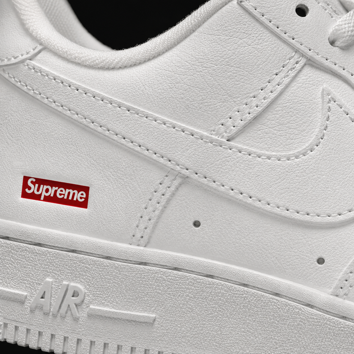 Nike Air Force 1 Low Supreme White White, detalle de logo y material — Crazy!Duck Hype